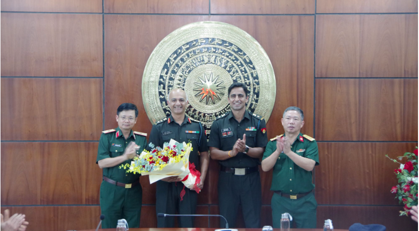 Đoàn công tác Cục Khoa học quân sự làm việc tại Trường Sĩ quan Thông tin